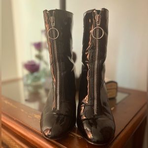 Hot ankle booties for you! 👢 ❤️